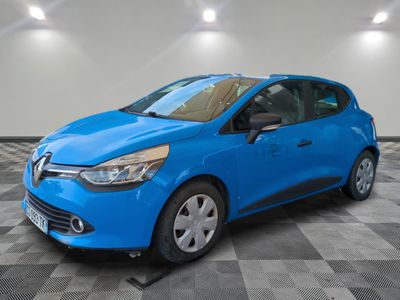 une voiture bleue est garée dans une pièce au sol à carreaux