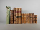 plusieurs vieux livres sont empilés sur une table