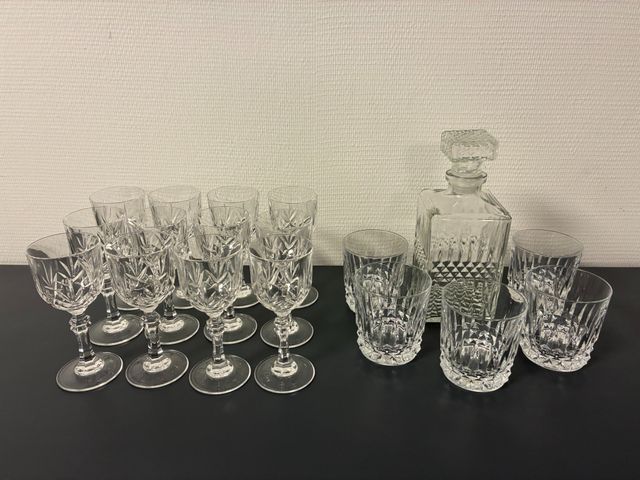 12 verres à vin en cristal (éclat à l’un) et service à whisky en ...