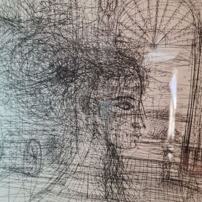 un dessin représentant le visage d'une femme sur un mur