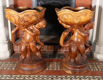 deux vases en bois empilés l'un sur l'autre