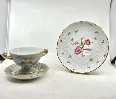 une tasse à thé et une soucoupe posées sur une table