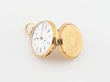 une image d'une montre de poche en or avec des chiffres romains sur le cadran