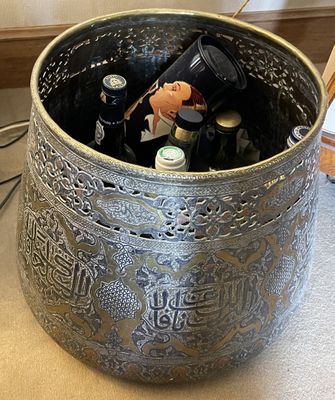 des bouteilles de bière dans un bac en métal posé sur un comptoir