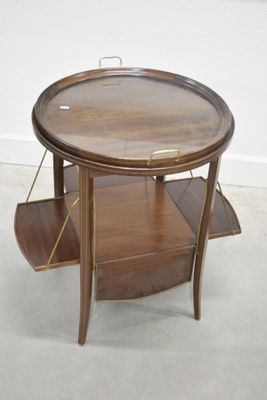 une table en bois sur laquelle se trouvent deux étagères