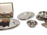 une assiette en argent contenant une allumette et une boîte d'allumettes