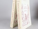 deux livres posés l'un sur l'autre devant un fond gris