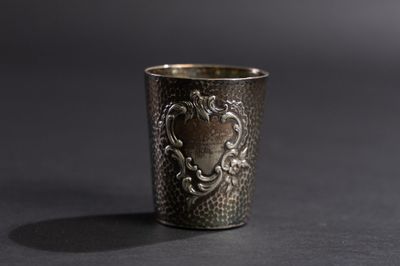 une coupe en argent posée sur une table