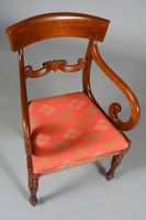 Fauteuil en acajou à dossier bandeau légèrement cintré, les … (photo 2)