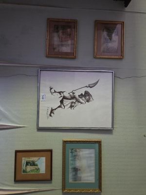 les photos accrochées au mur au-dessus des toilettes dans la salle de bains