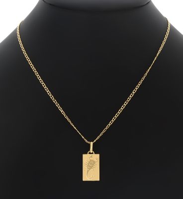 un collier plaqué or avec un pendentif en forme de palmier, posé sur le cou d'un mannequin