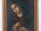 un vieux tableau représentant une femme tenant une croix entre ses mains
