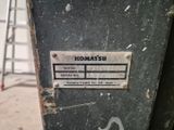 une pancarte apposée sur le flanc d'une machine sur laquelle on peut lire « Komatsu »