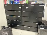 un classeur noir dans un coin de la pièce