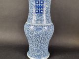 un vase bleu et blanc posé sur une table