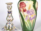 deux vases posés l'un à côté de l'autre sur une table