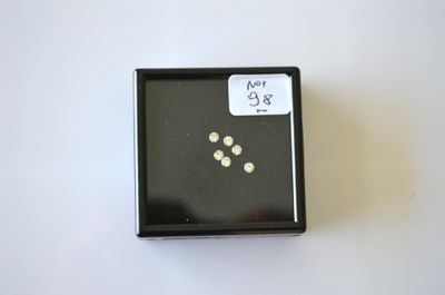 une petite boîte noire sur laquelle figurent quatre points blancs