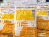 de nombreux sacs de nourriture posés sur une table
