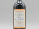 une bouteille de vin rouge posée sur une table blanche