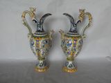 deux vases posés sur une table