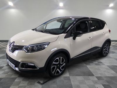 la voiture blanche est garée sur un sol en damier dans le garage