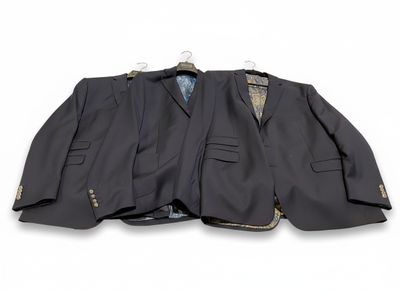 une veste de costume et une cravate suspendues à un cintre