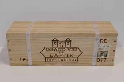 une caisse en bois sur laquelle est apposée une étiquette portant l'inscription « Grand Vin de Lafite Rothschild »