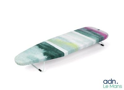 une image représentant une planche de surf sur fond blanc