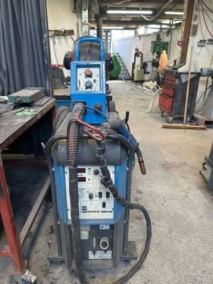 une image d'une machine à souder dans un garage