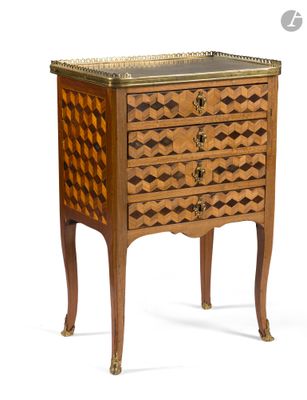 une photo d'une petite commode