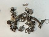 beaucoup de bijoux en argent sur une table blanche
