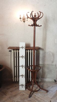 une lampe qui se trouve sur un support dans une pièce