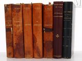 plusieurs vieux livres sont alignés sur une surface blanche