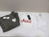deux t-shirts posés sur une table, avec leurs étiquettes encore attachées