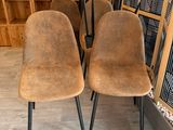 trois chaises marron placées les unes à côté des autres devant un mur