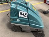 une photo d'une autolaveuse dans un entrepôt