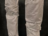une paire de bottes grises pour femme posées sur un parquet
