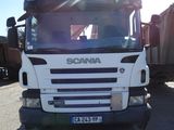 un camion blanc garé sur le parking