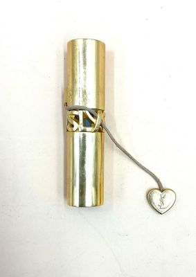 un briquet doré orné d'un cœur sur un fond blanc