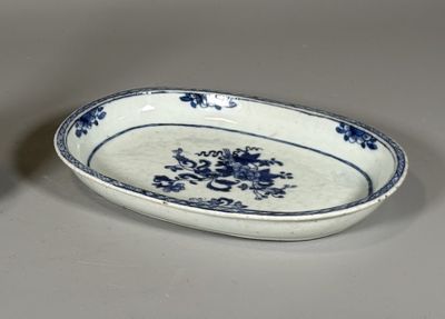 deux assiettes bleues et blanches ornées de fleurs, posées sur une table