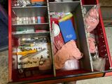 une boîte rouge contenant tout un tas d'objets