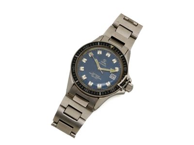gros plan d'une montre-bracelet sur fond blanc