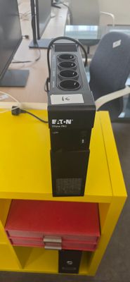 une étagère jaune sur laquelle est posée une multiprise