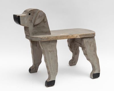 une photo d'un banc pour chien en bois avec une assise en bois
