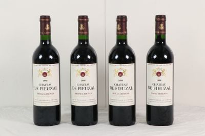 trois bouteilles de vin rouge sont alignées sur une table