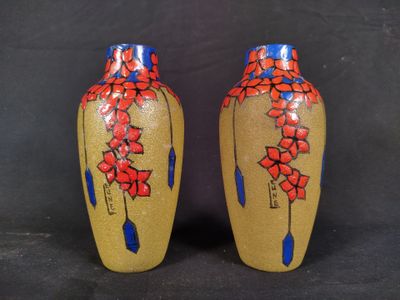 deux vases ornés de motifs rouges et bleus