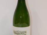 une bouteille de vin posée sur une table