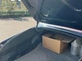 le coffre d'une voiture, avec une boîte à l'intérieur