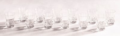 beaucoup de verres alignés sur une table