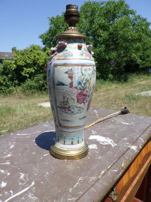 un grand vase posé sur une table en bois